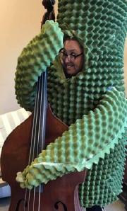 Syndenn dressed as a saguaro 用低音提琴.